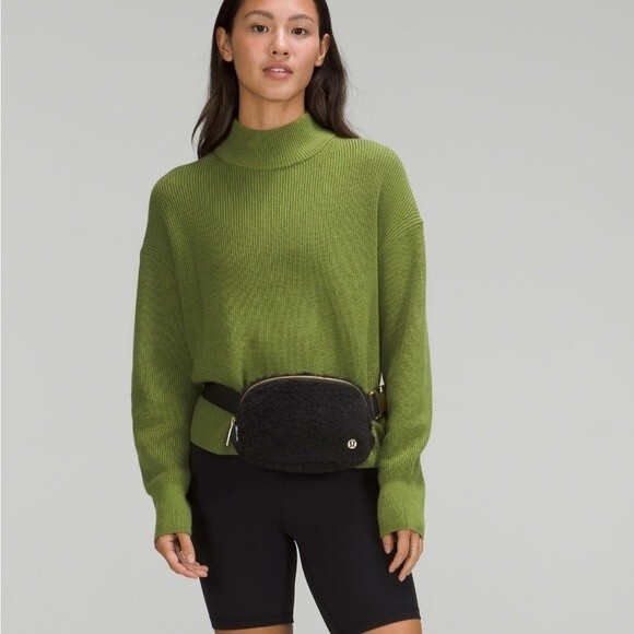 Lululemon Everywhere Belt Bag 1L Fleece Black Gold - Picture 2 of 7